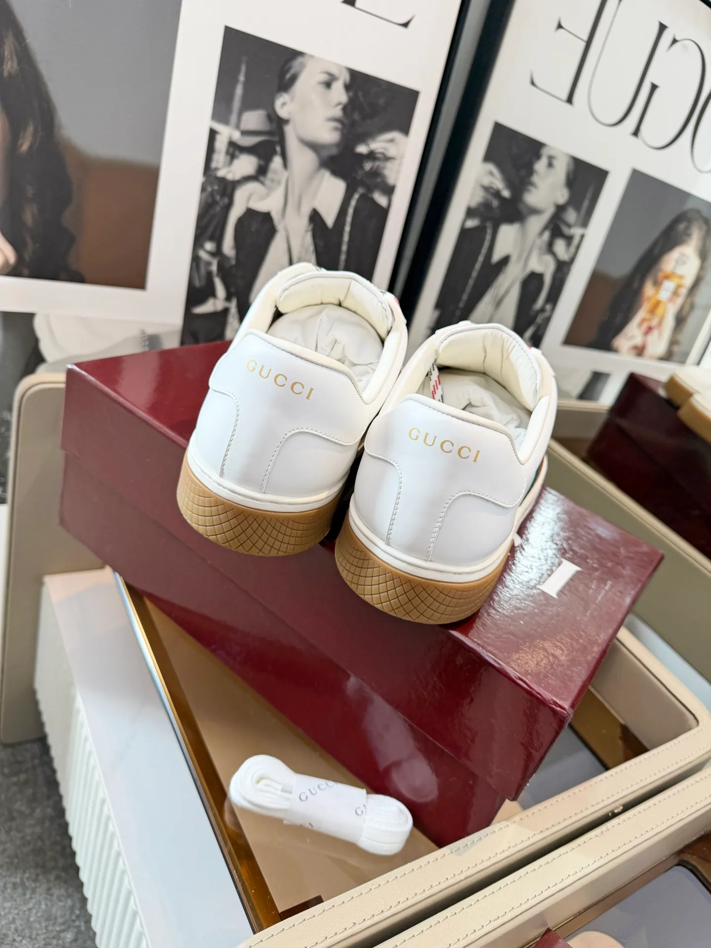[G Home] P: 580💰 Men's model, Sizs: 39-44 (customized at 45) GUCCI classic design, casual elements, catwalk model. This pair of top-quality GUCCI shoes, with pure white as the main tone, shows elegance. The iconic red and green webbing embellishment instantly demonstrates the brand's charm and trendy attitude without the need for too many words. The upper material is delicate and feels comfortable, making every step feel like walking on the clouds. Exquisite details, such as shiny decorations and unique metal buckles on the shoes, add highlights to the overall look, giving off a unique brilliance inadvertently. Whether paired with casual jeans for a casual look or paired with a simple dress for a gentle and romantic look, it can be easily worn and becomes a versatile item in your wardrobe. Choose it and embark on a journey that combines style and comfort, making every trip a fashion show.